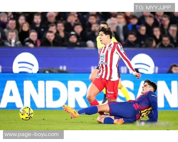 马卡报报道莱万上半场不适巴萨对其坚持比赛表示不满